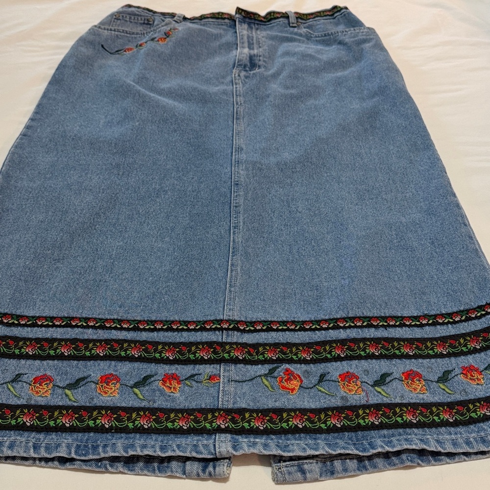 Bill Blass Blue Maxi Denim Skirt with Embroidered Floral Accents size 14 Vintage - Picture 2 of 8